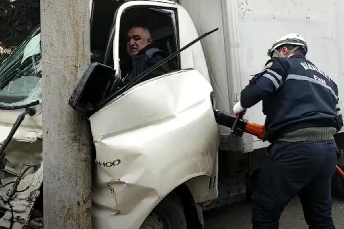 Bakıda avtomobildə sıxılmış vəziyyətdə qalan sürücü belə çıxarıldı - VİDEO