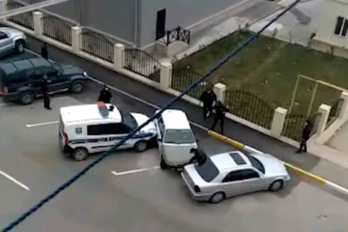 В Баку полиция была вынуждена применить оружие при задержании - ВИДЕО