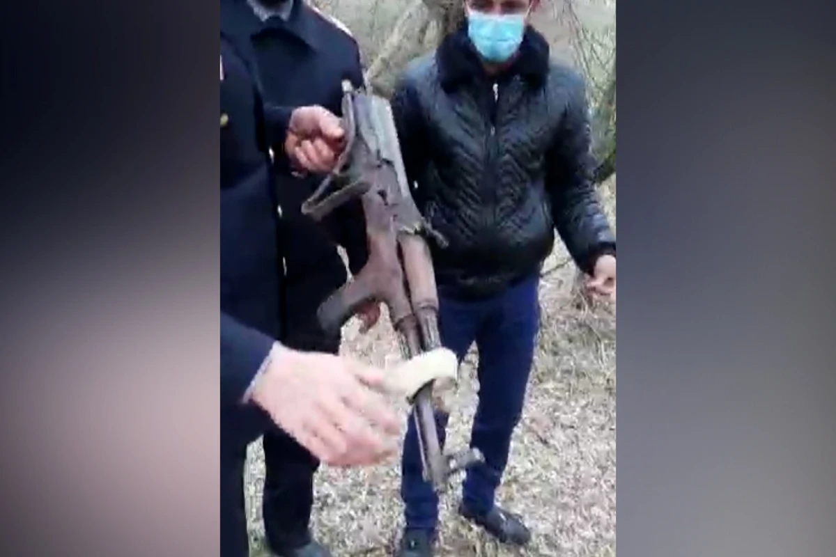 Azərbaycan polisinin əməliyyatı - Əlləri ilə qazıb torpağın altından çıxardı - VİDEO