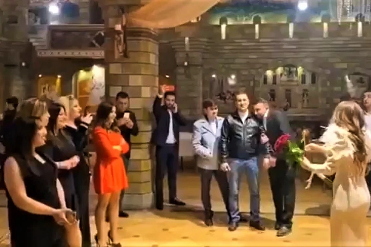 Bakıda gənclərin məşhur restoranda əyləncə görüntüləri yayıldı - VİDEO Bakıda gənclərin məşhur restoranda əyləncə görüntüləri yayıldı - VİDEO