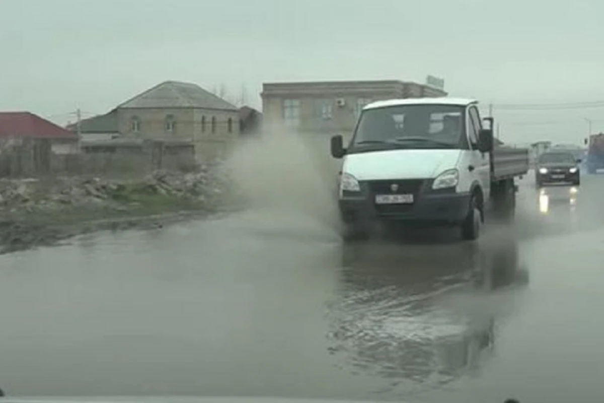 “Azərsu” ASC qəzanı aradan qaldırmaq üçün içməli suyu yollara axıtdı - VİDEO