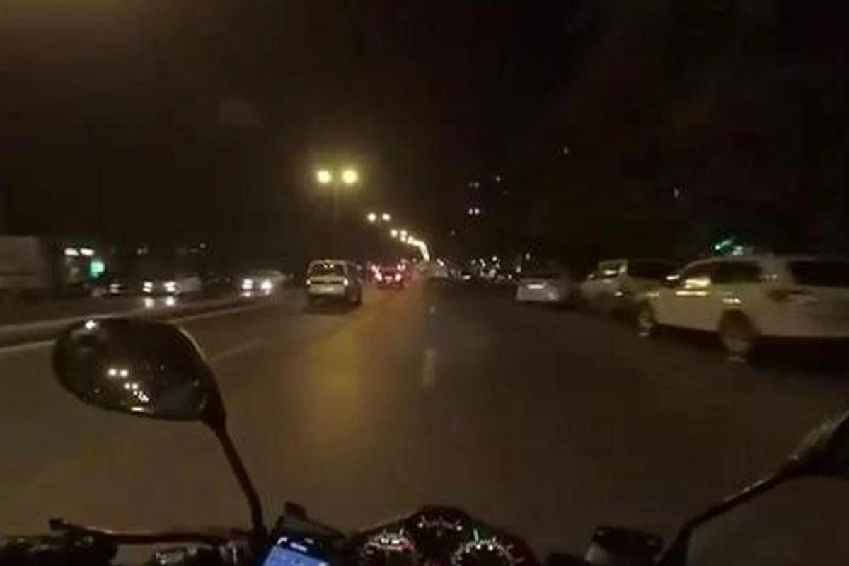 Bakıda qəribə qəza - Piyada motosikletin üstünə qaçdı, sürücünü günahlandırdılar - VİDEO