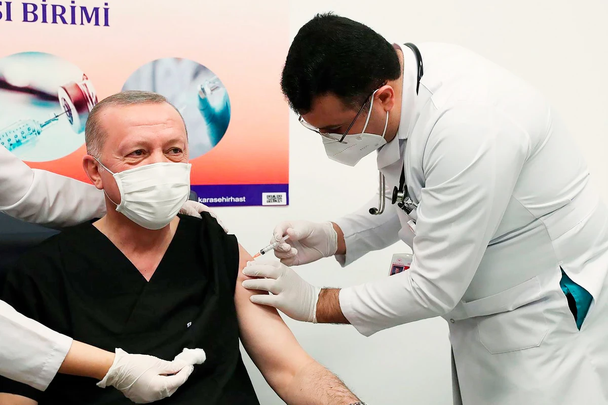 Ərdoğan “CoronaVac”ın ikinci dozası ilə peyvənd olunub