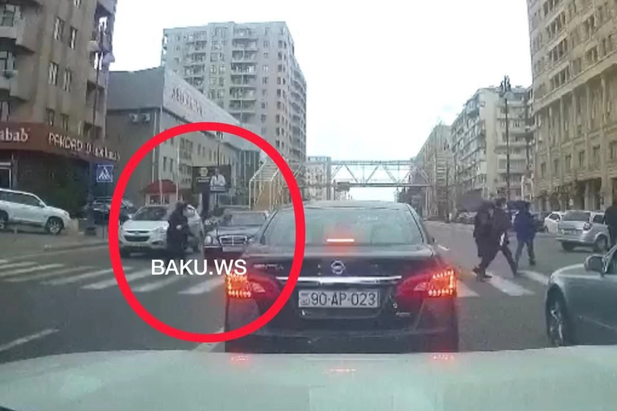 Bakıda DƏHŞƏT - Maşının qadını vurduğu qəzanın ANBAAN VİDEOsu Bakıda DƏHŞƏT - Maşının qadını vurduğu qəzanın ANBAAN VİDEOsu