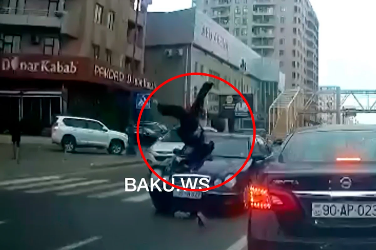 От удара пешехода подбросило вверх: момент жуткой аварии в Баку попал на ВИДЕО 