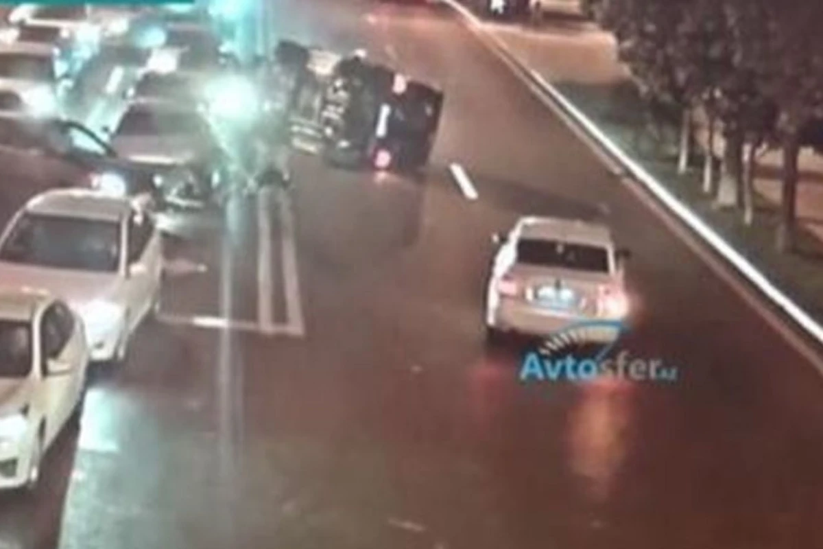 Prezident Administrasiyasının yaxınlığında Galendewagen aşdı - ANBAAN VİDEO Prezident Administrasiyasının yaxınlığında Galendewagen aşdı - ANBAAN VİDEO