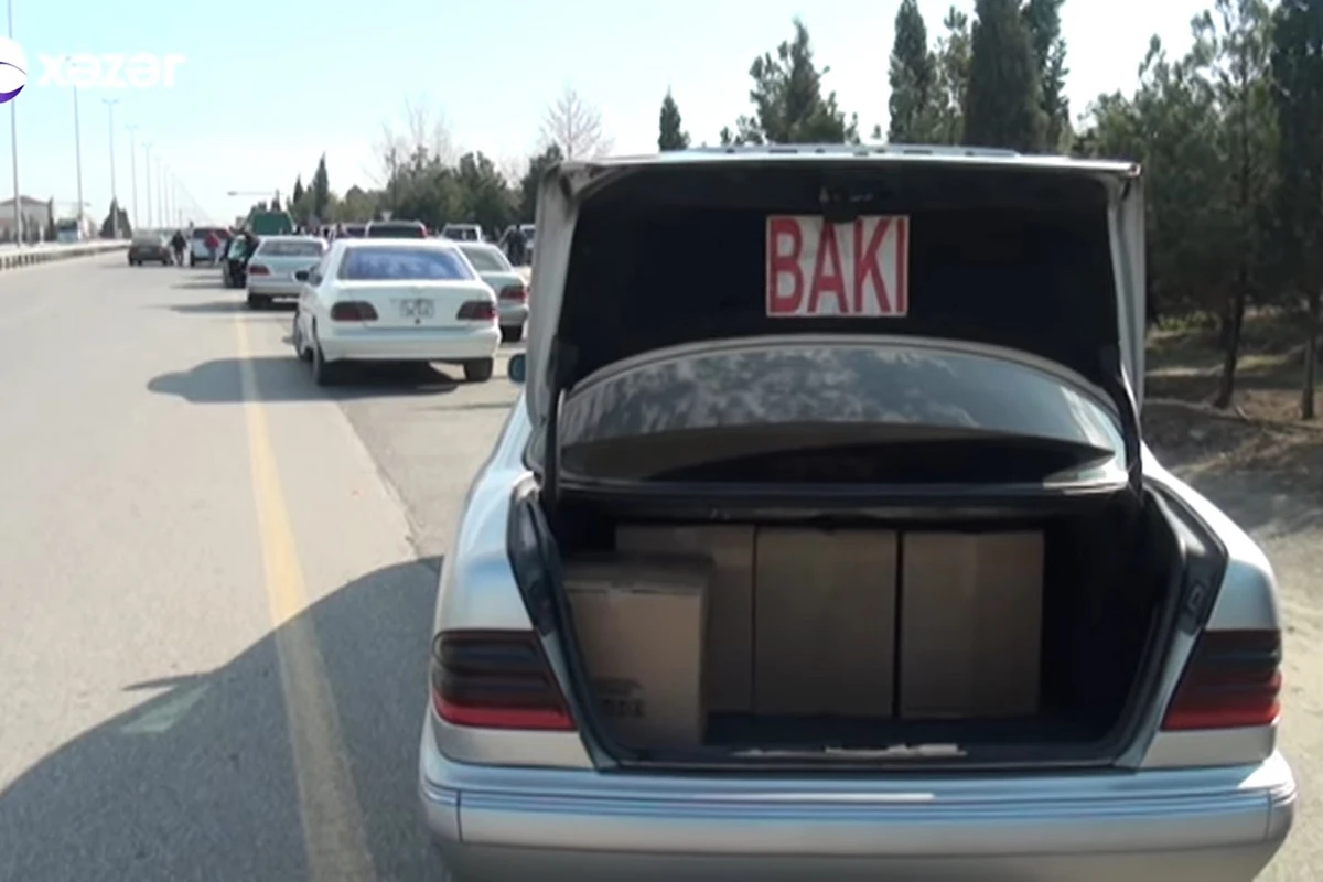 Bakıya sərnişin daşıyan taksi sürücüləri gediş haqlarını artırdı - VİDEO Bakıya sərnişin daşıyan taksi sürücüləri gediş haqlarını artırdı - VİDEO