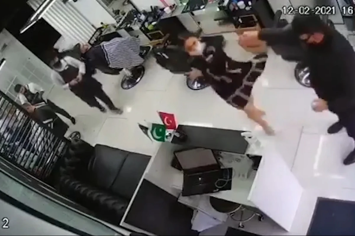 Bakıda polis bərbərxanada qadına qarşı zorakılıq etdi - araşdırma aparılır - VİDEO