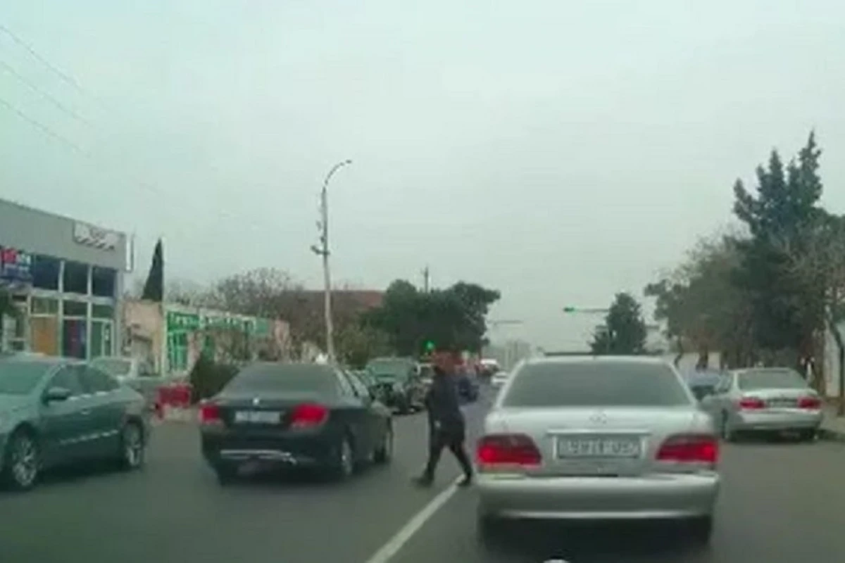 Bakıda təhlükəli manevr: Sürücü, yoxsa piyada günahkardır? - VİDEO Bakıda təhlükəli manevr: Sürücü, yoxsa piyada günahkardır? - VİDEO