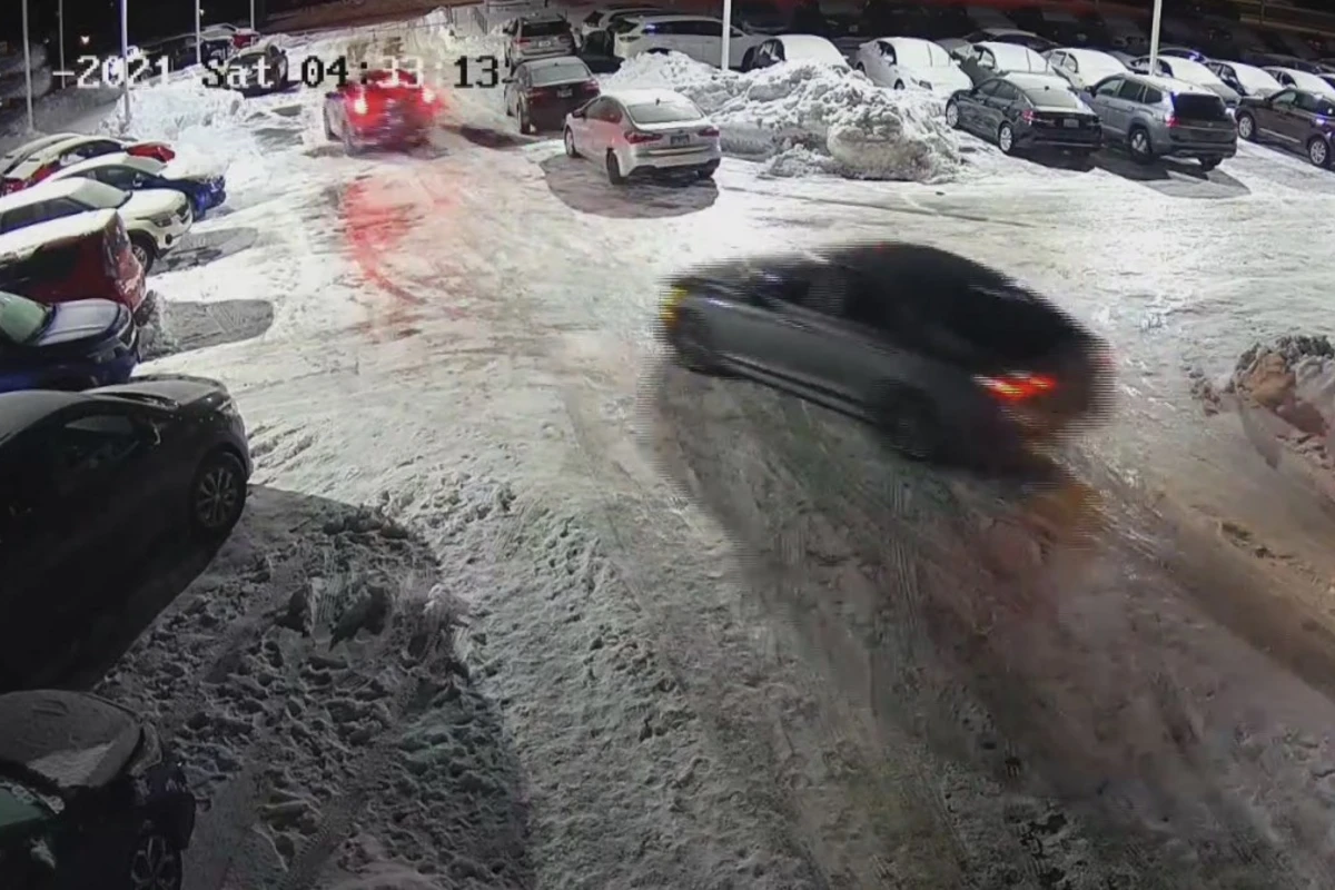 Массовый угон из автосалона попал на ВИДЕО