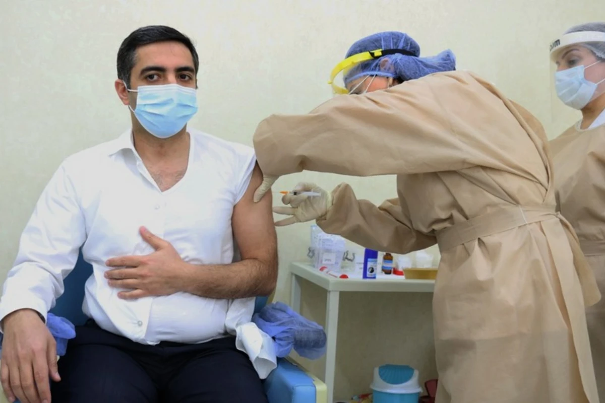 Ramin Bayramlı və Zaur Əliyev COVID-19 peyvəndinin ikinci dozasını vurdurub - FOTO