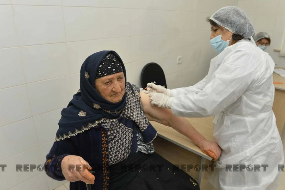 Azərbaycanda 100 yaşlı qadın koronavirus peyvəndi olunub - FOTO