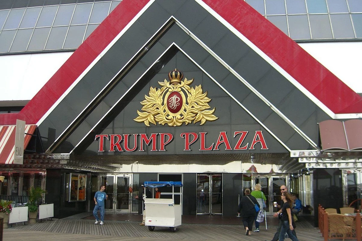 В США снесли отель и казино Trump Plaza - ВИДЕО