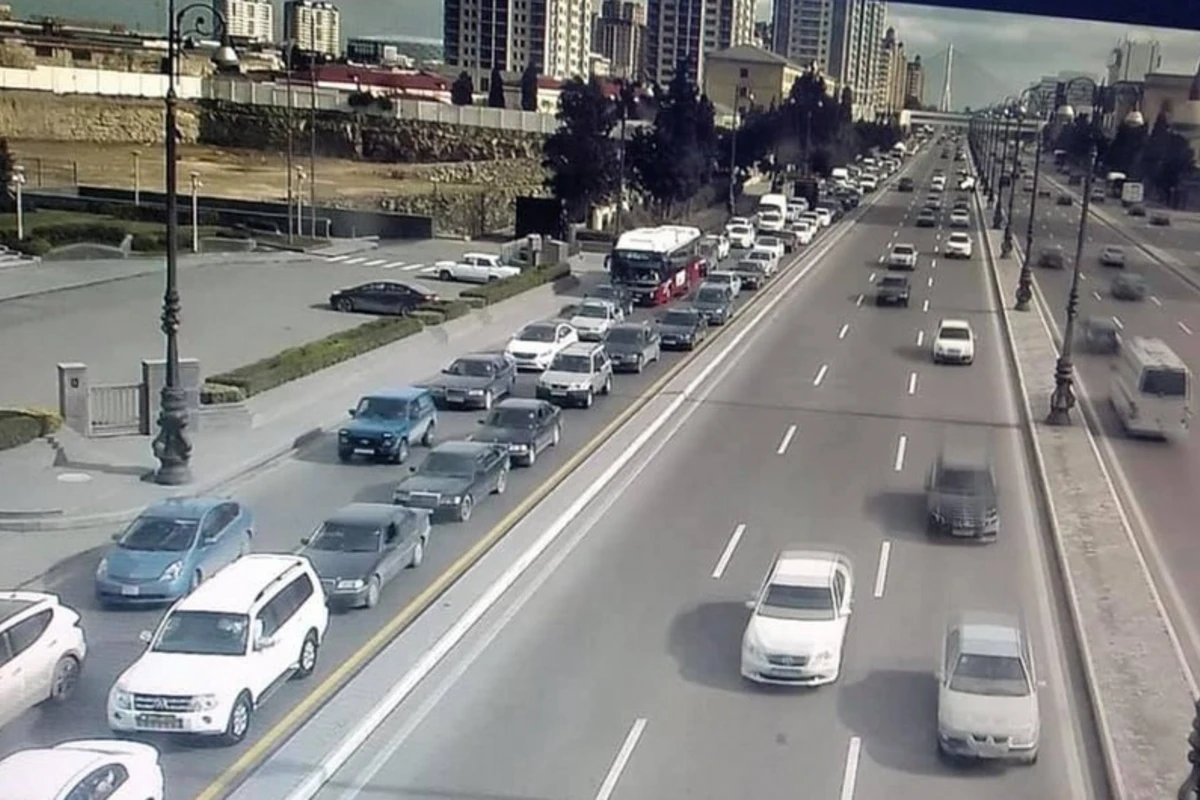 На проспекте Гейдара Алиева произошло ДТП, движение остановлено - ФОТО