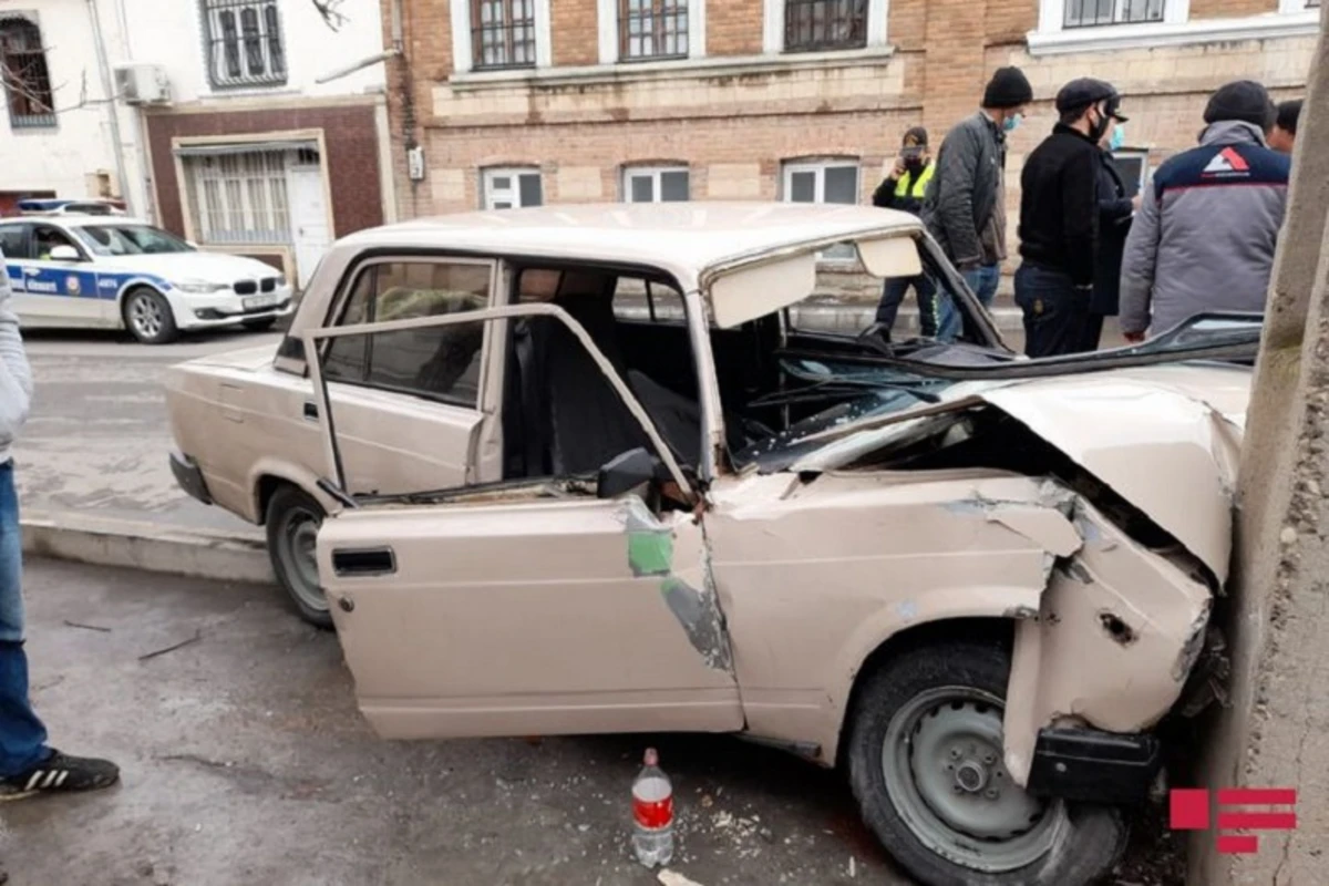 Azərbaycanda avtomobil işıq dirəyinə çırpılıb, sürücü ölüb - FOTO