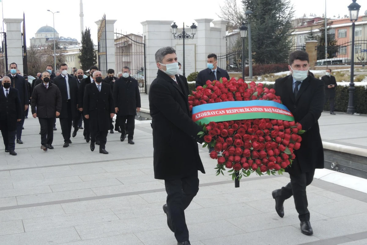 Əli Əsədov Ankarada Heydər Əliyev parkını ziyarət etdi - FOTO