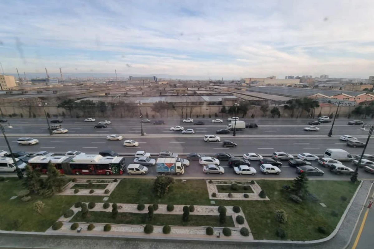 Bakıda yolun ortasına beton qarışığının tökülməsi sıxlığa səbəb olub - FOTO Bakıda yolun ortasına beton qarışığının tökülməsi sıxlığa səbəb olub - FOTO