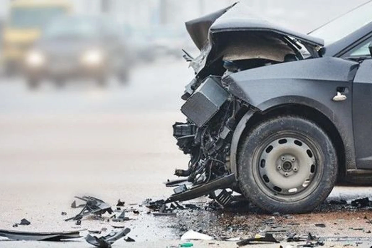 Cəlilabadda yol qəzası: “Mercedes” işıq dirəyinə çırpılıb onu aşırdı - FOTO