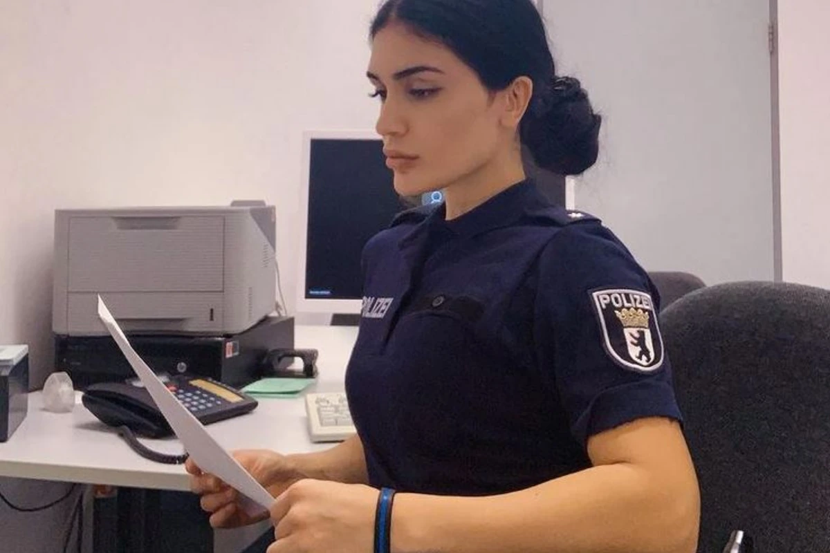 Almaniyada polis komissarı olan azərbaycanlı gözəl - VİDEO Almaniyada polis komissarı olan azərbaycanlı gözəl - VİDEO