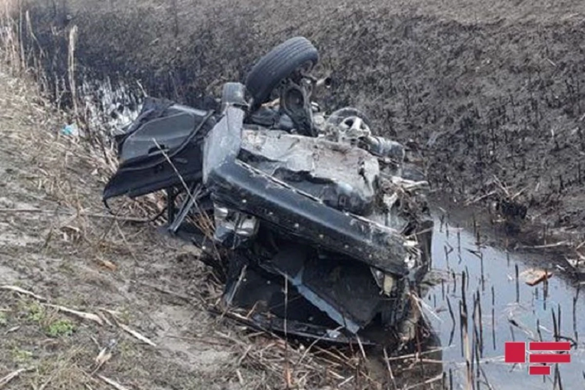 BMW yoldan çıxaraq aşdı - 6 nəfər xəsarət alıb - FOTO