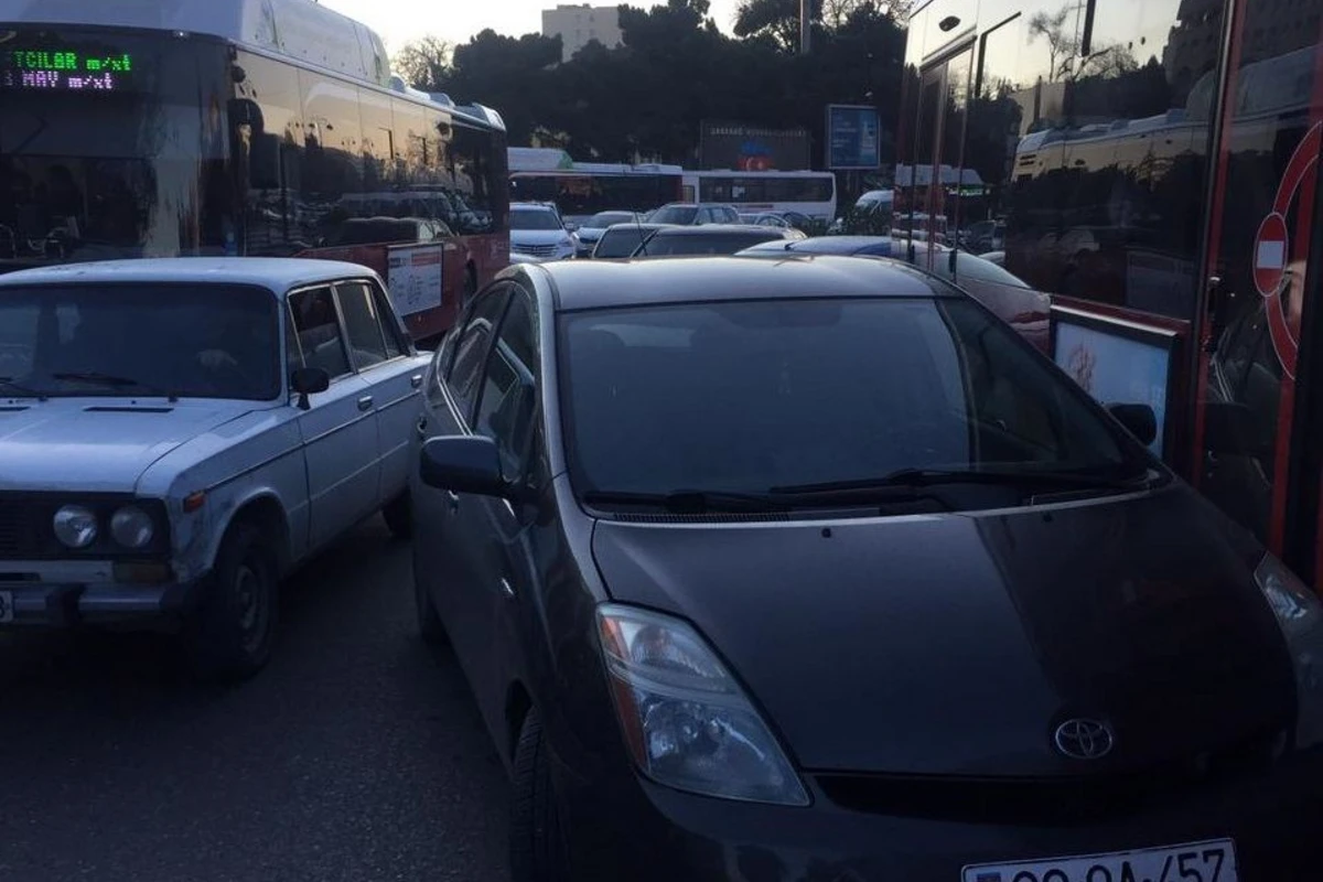 Bakıda yol qəzası tıxac yaradıb