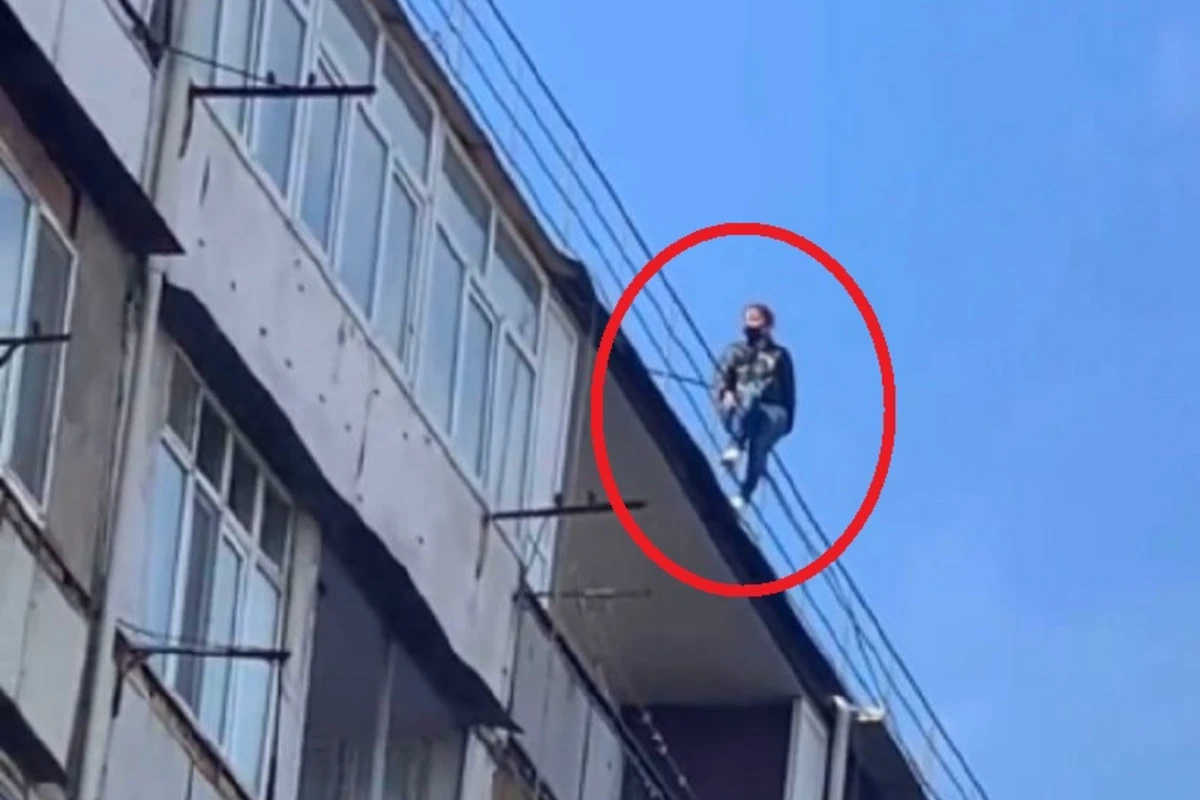 Bakıda gənc qadın özünü binadan atmaq istədi, son anda xilas olundu - ANBAAN VİDEO