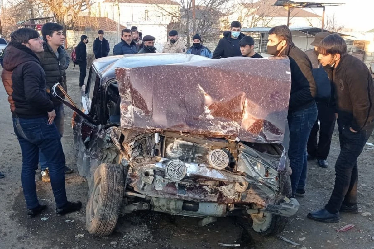 Azərbaycanda mikroavtobus qəzaya uğrayıb, xəsarət alanlar var - FOTO