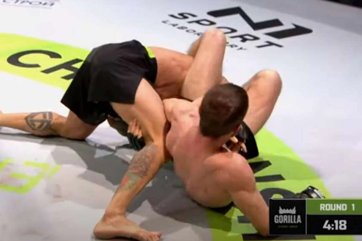 Боец MMA вынудил оппонента сдаться странным приемом - ВИДЕО