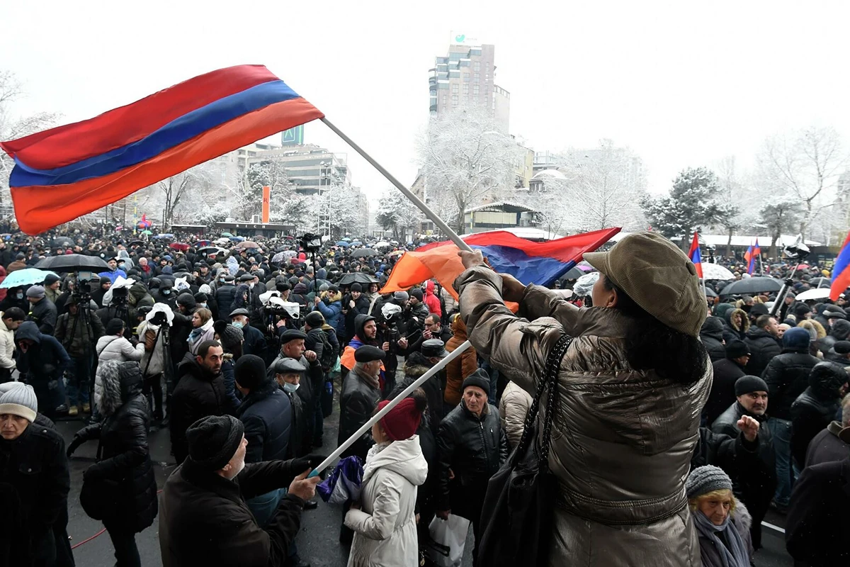 Протестующие в Ереване забросали яйцами здание следственной службы