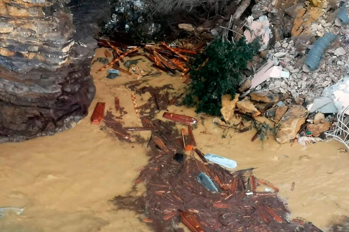 В Италии около двухсот гробов оказались в воде - ВИДЕО