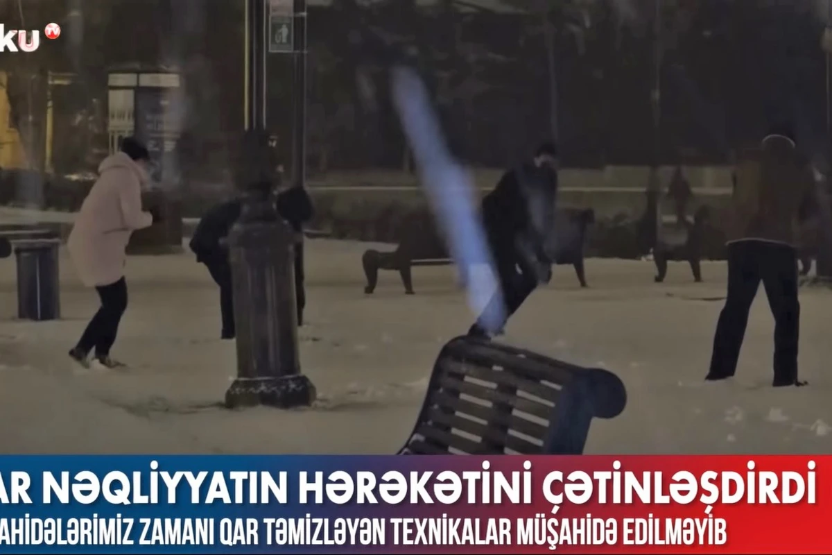 Bakıda gecə sakinlər parklara axın etdi - şəhərdə qar sevinci - VİDEO