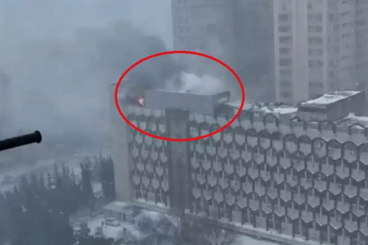 В многоэтажном жилом доме в Баку вспыхнул пожар - ВИДЕО