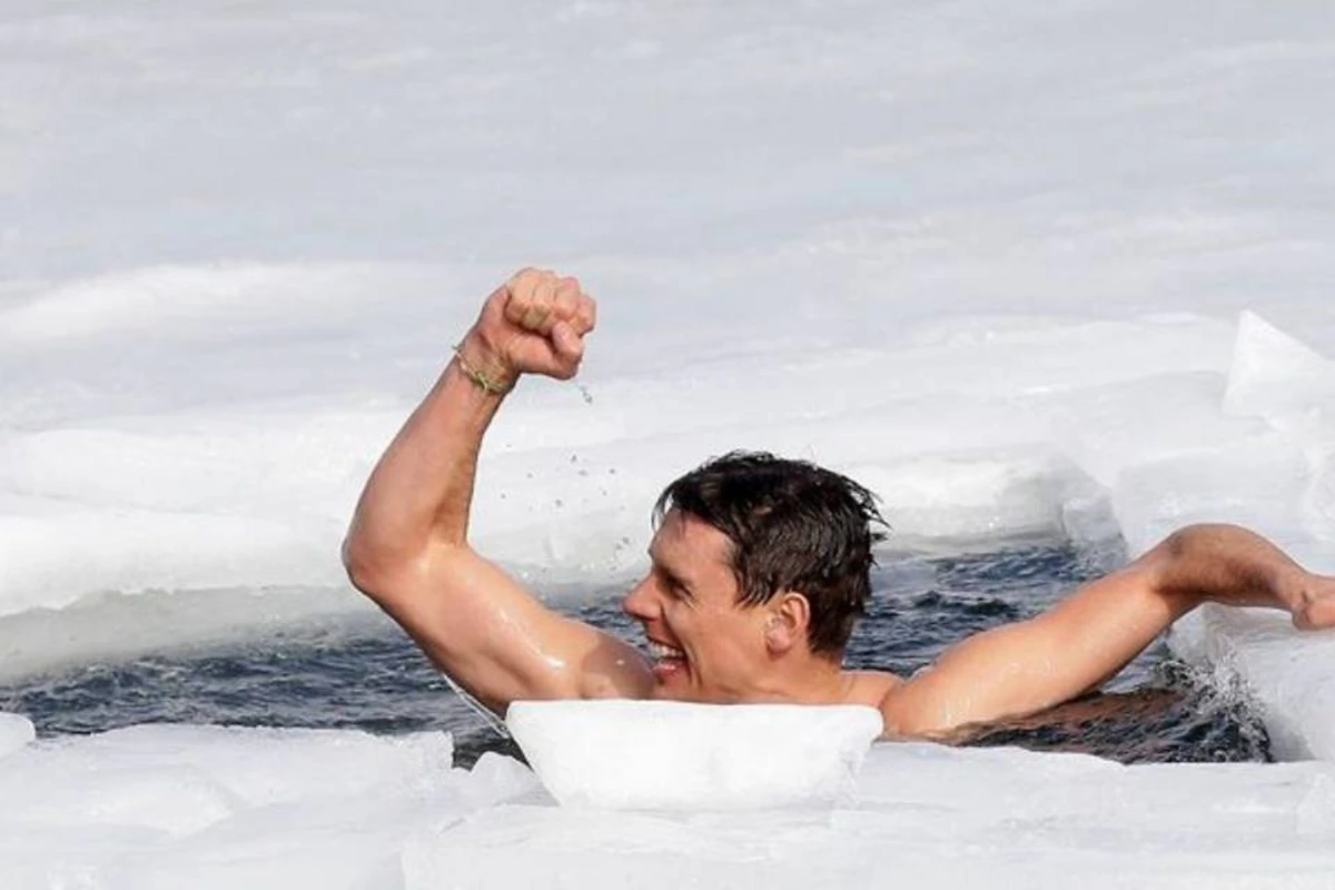 Donmuş göldə buzu qıraraq üzən dalğıc dünya rekordu qırıb - VİDEO