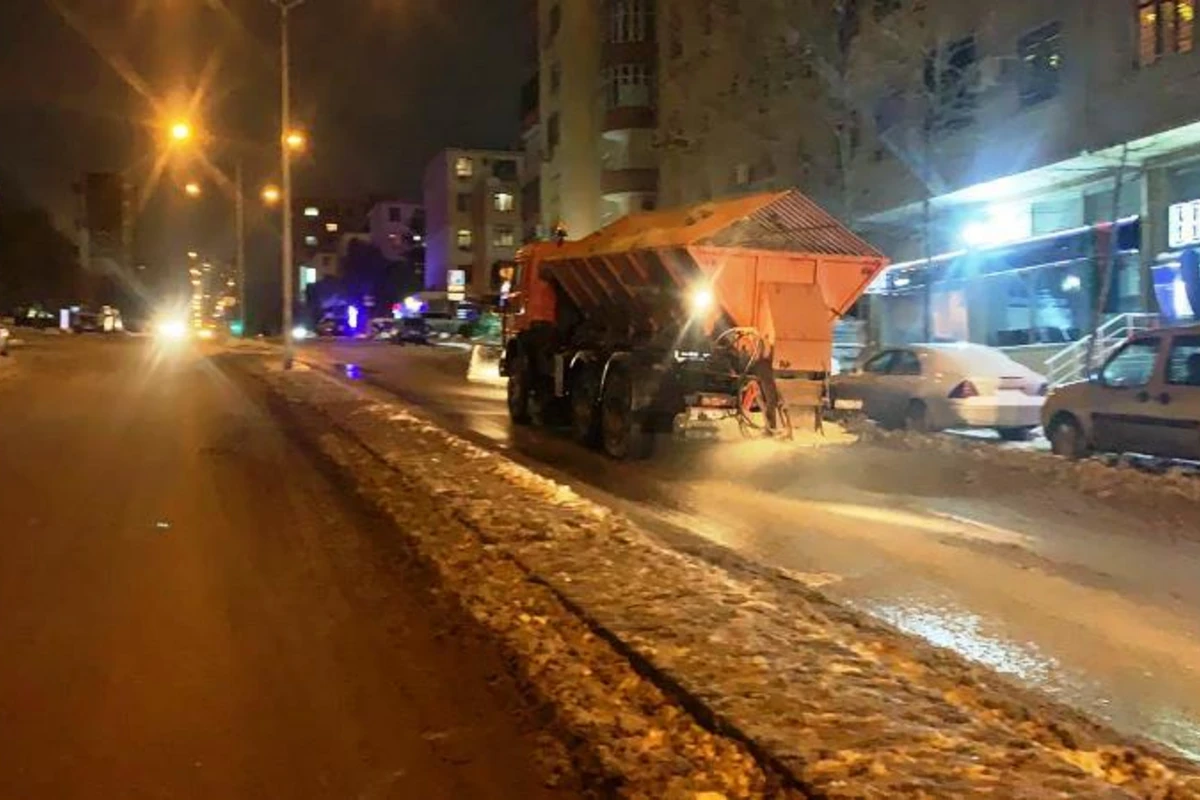 Bakıda qarın təmizlənməsi gecə saatlarında davam edəcək Bakıda qarın təmizlənməsi gecə saatlarında davam edəcək