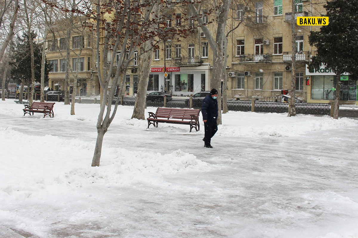 Bakıda 64 nəfər yıxılaraq xəsarət alıb