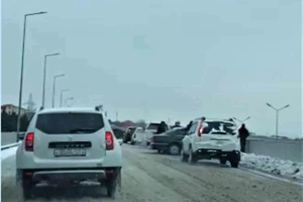 Снег стал причиной очередного ДТП в Баку - ВИДЕО