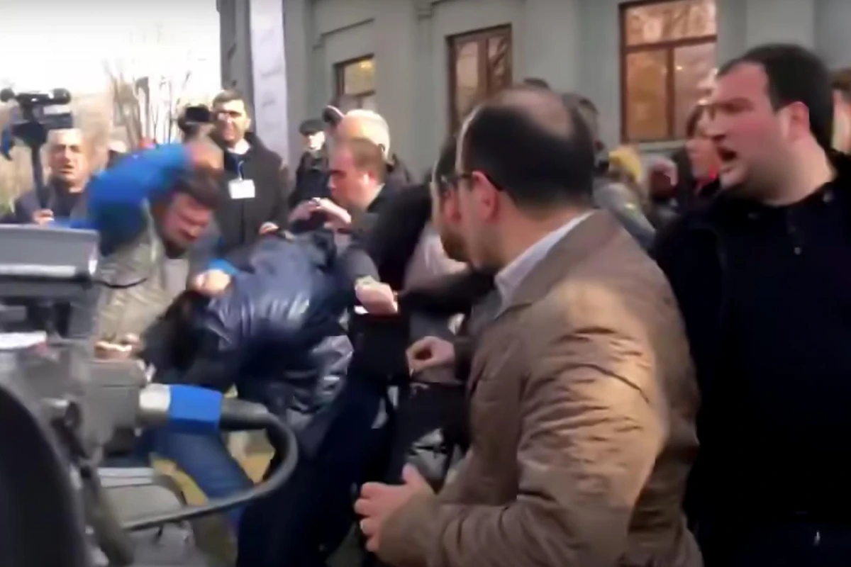 В Ереване начались стычки между сторонниками и противниками Пашиняна - ВИДЕО