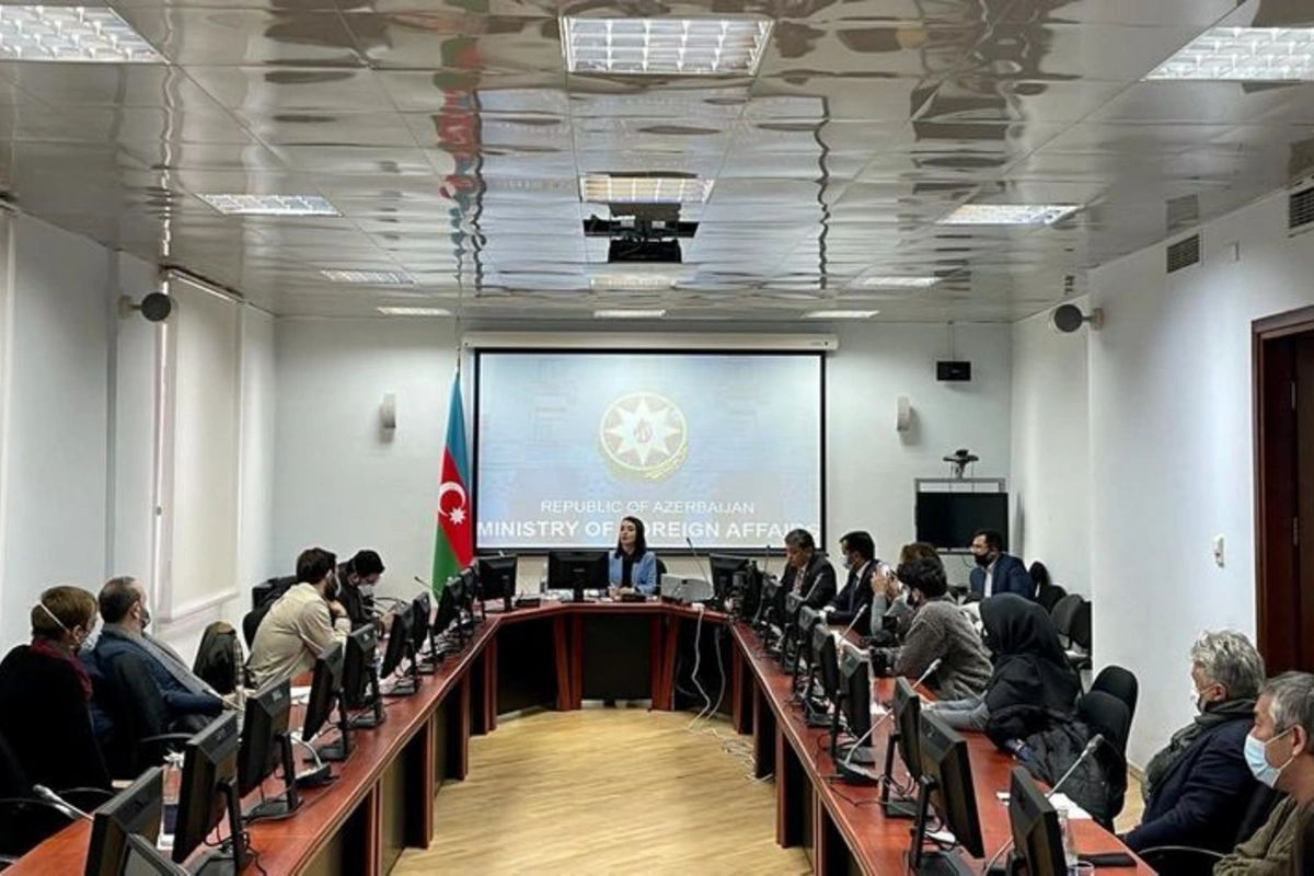 XİN sözçüsü bir qrup əcnəbi jurnalistlə görüşüb