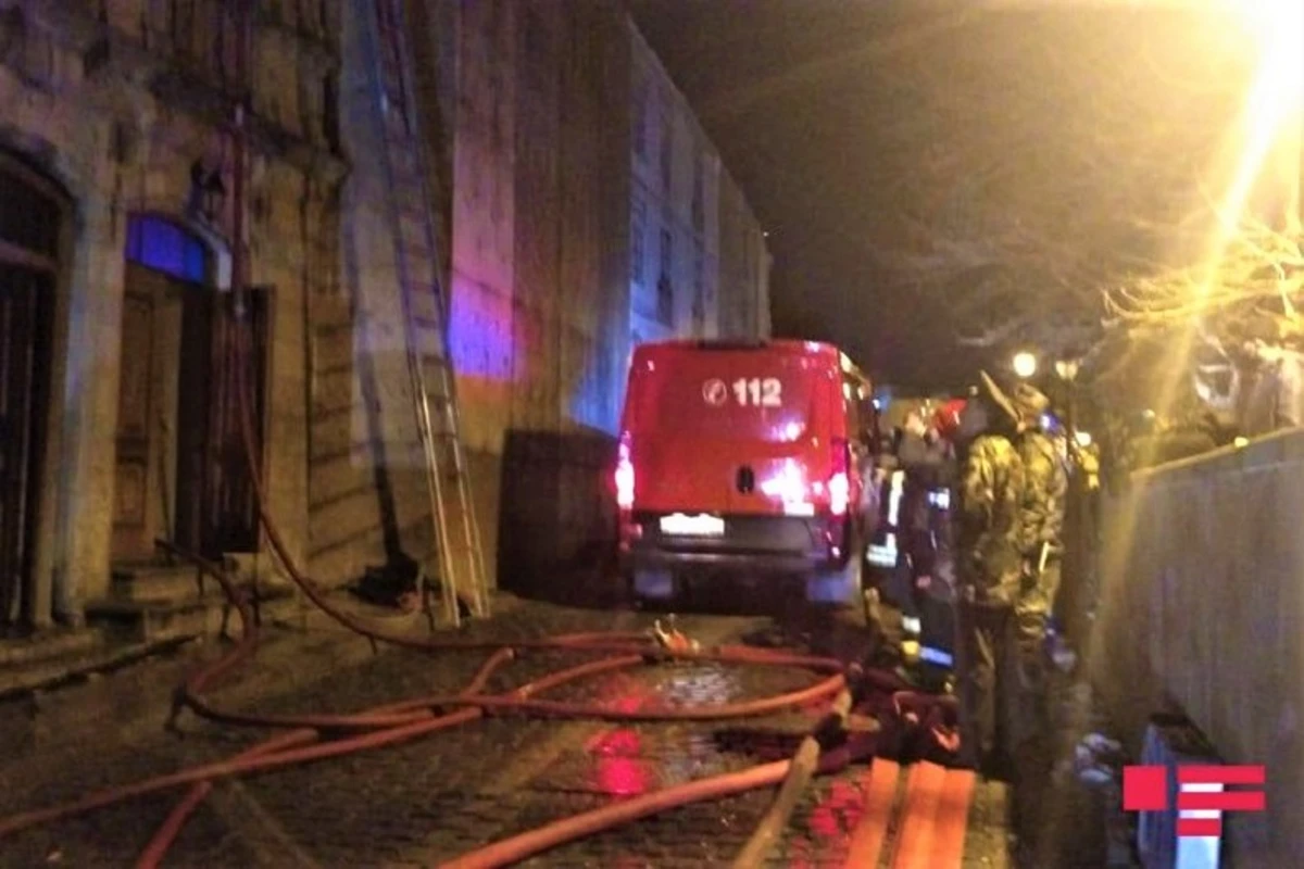 Bakıda qalereyada gözlənilməz olay - rəsm əsərləri yandı - FOTO