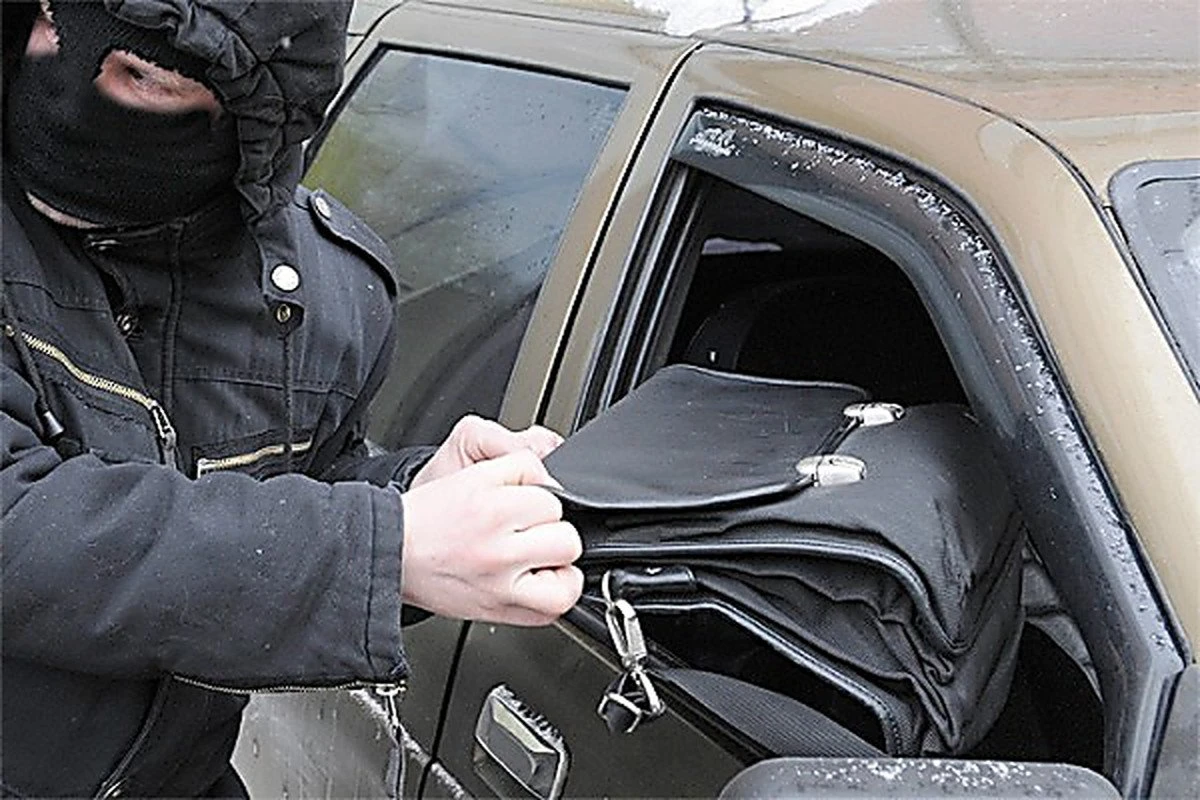 В Хачмазе из автомобиля украли 25 тыс. манатов