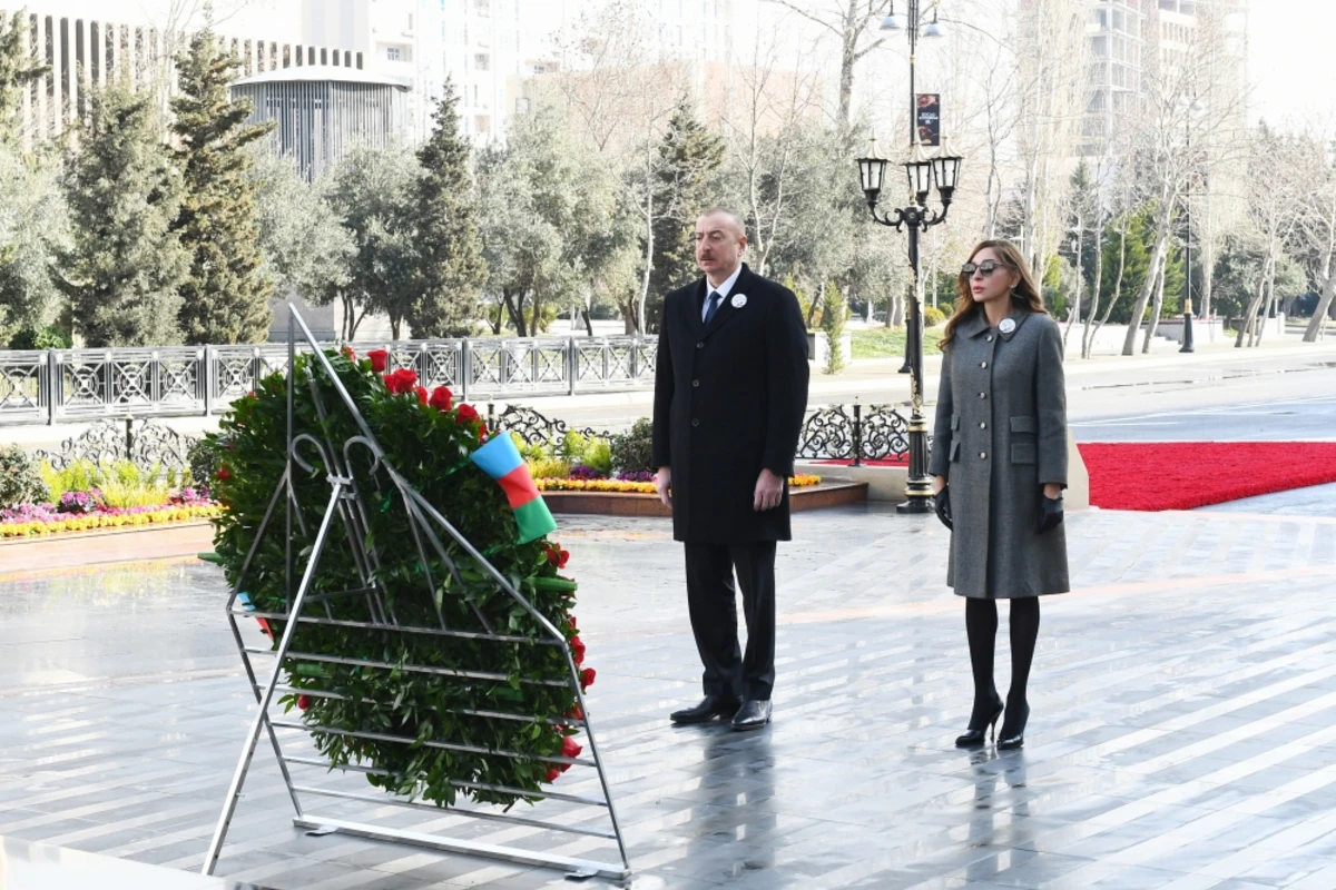 Ильхам Алиев и Мехрибан Алиева посетили мемориал Крик матери в Баку - ВИДЕО
