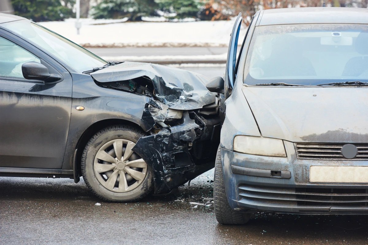 В Баку столкнулись два автомобиля, есть пострадавший