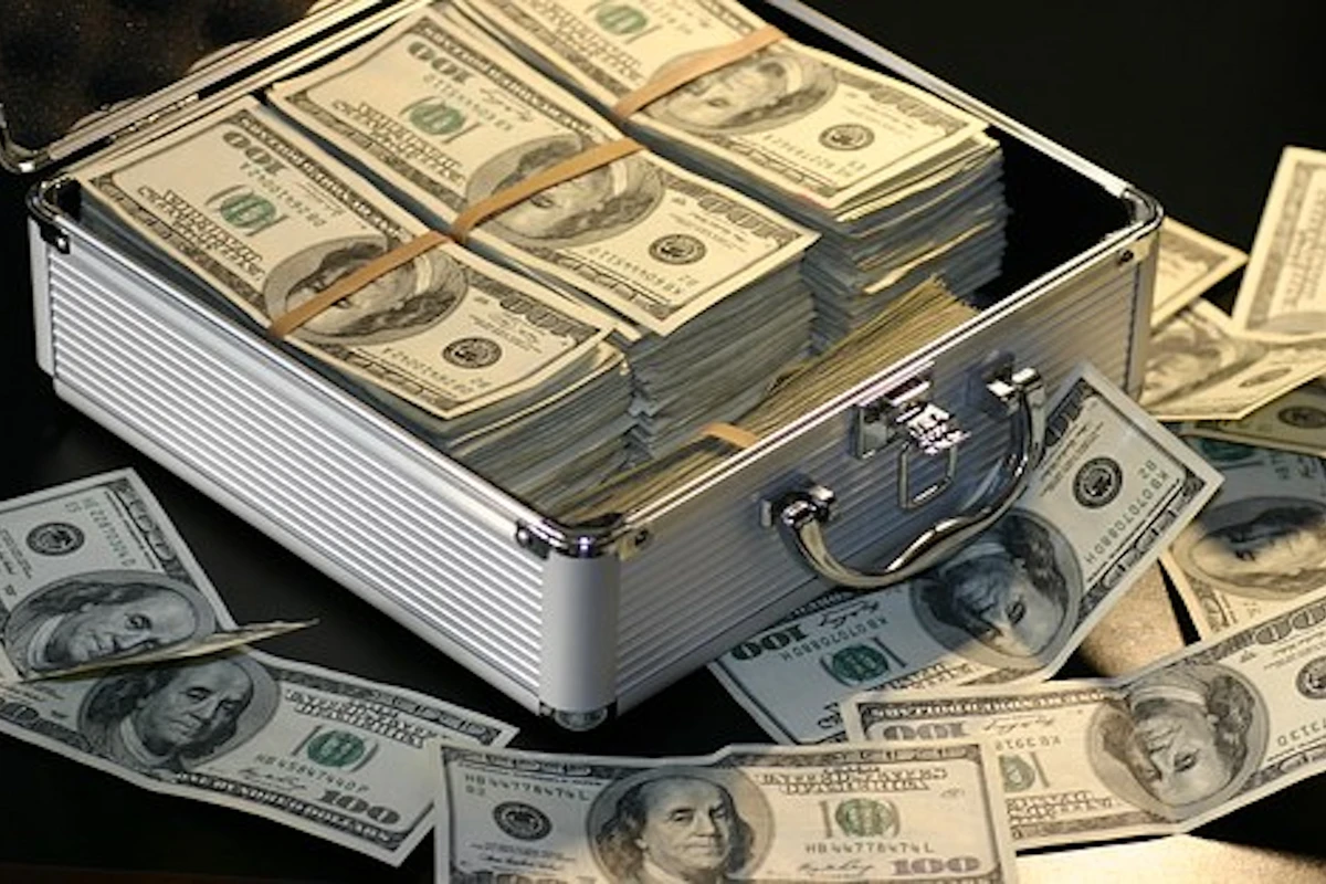 Bakıda iki fəhlə köhnə şkafdan 25 paçka DOLLAR TAPDI - Elə bildik ermənidən qalıb ...
