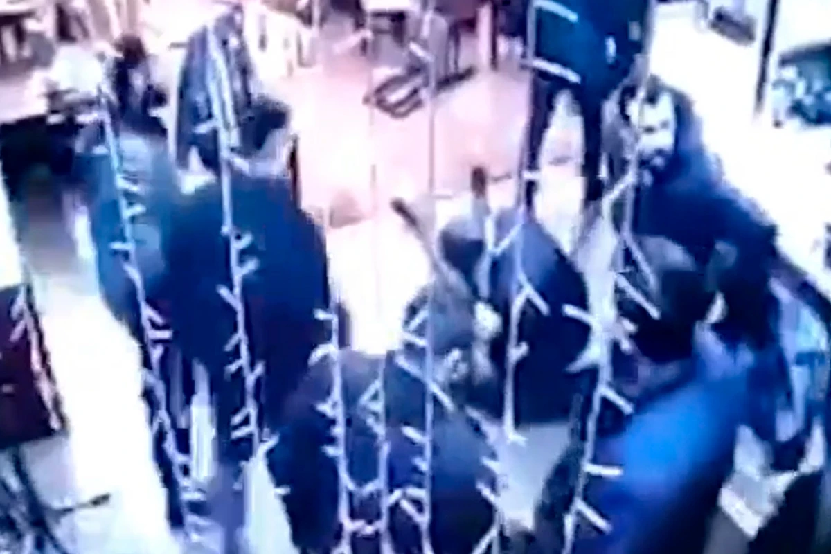 В Сети распространились кадры перестрелки в кафе Баку - ВИДЕО