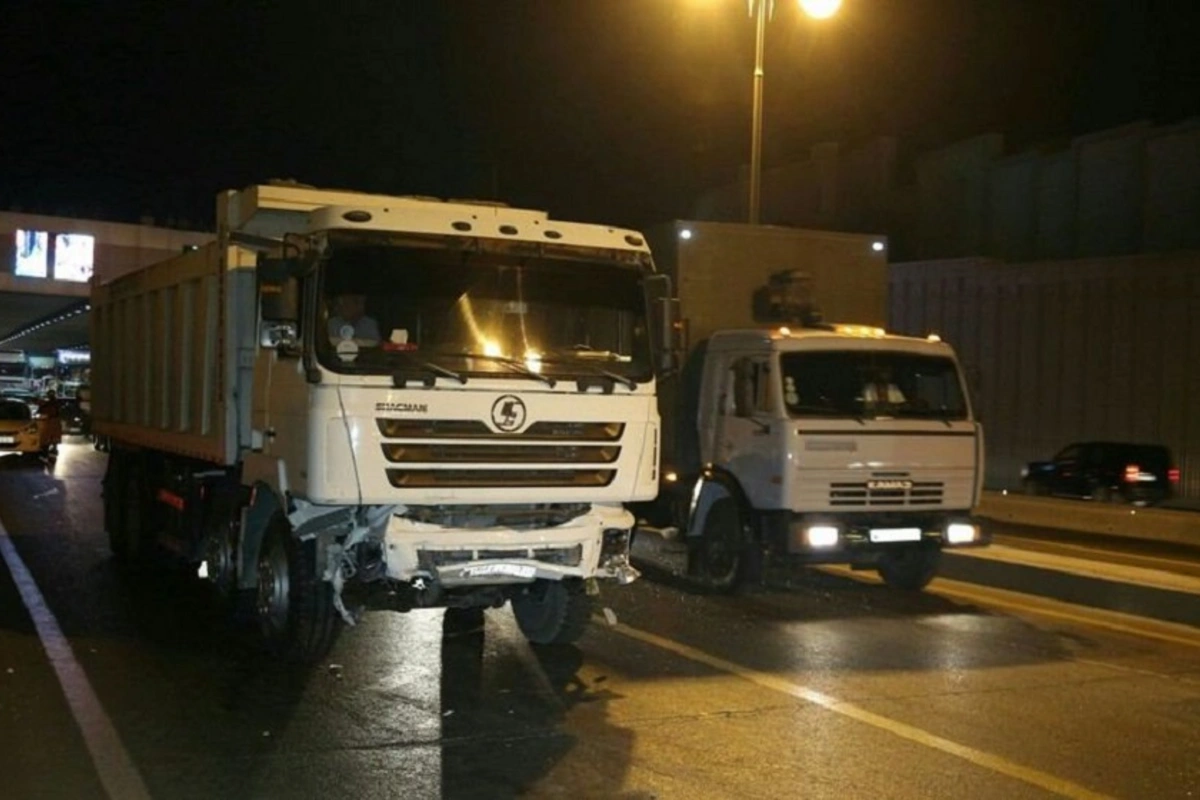 Bakıda iki yük avtomobili toqquşdu