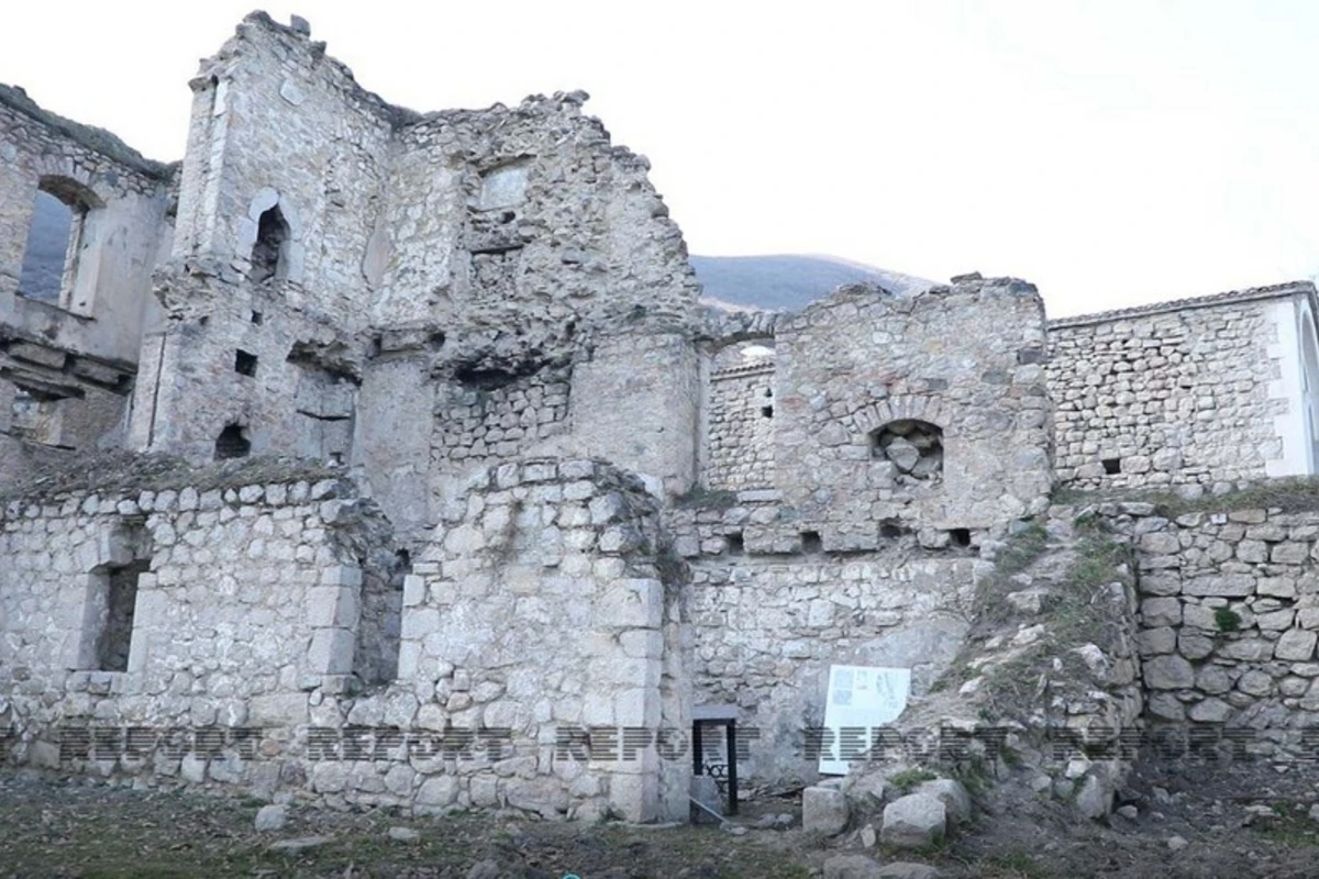 Ermənilərin Tuğ kəndindəki dağıtdıqları qədim bəy evləri - VİDEOREPORTAJ Ermənilərin Tuğ kəndindəki dağıtdıqları qədim bəy evləri - VİDEOREPORTAJ