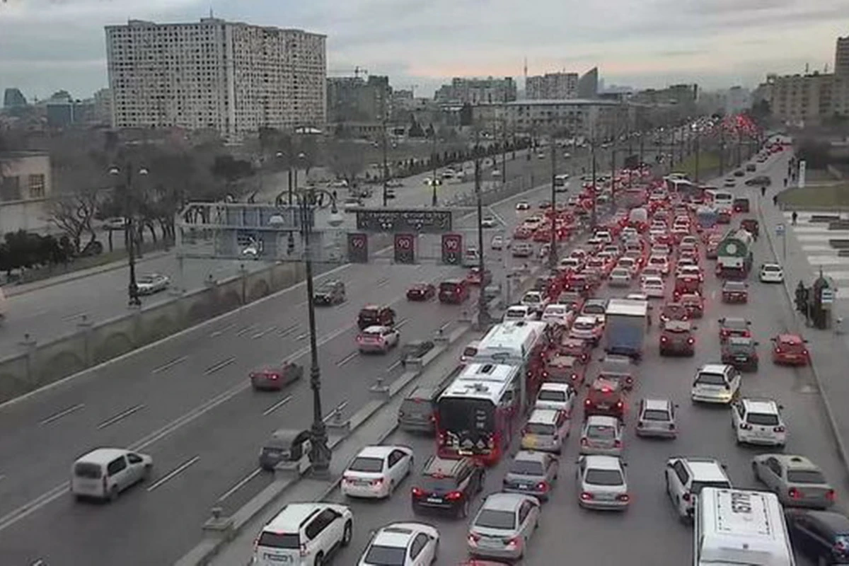 На некоторых дорогах Баку образовались пробки – ФОТО