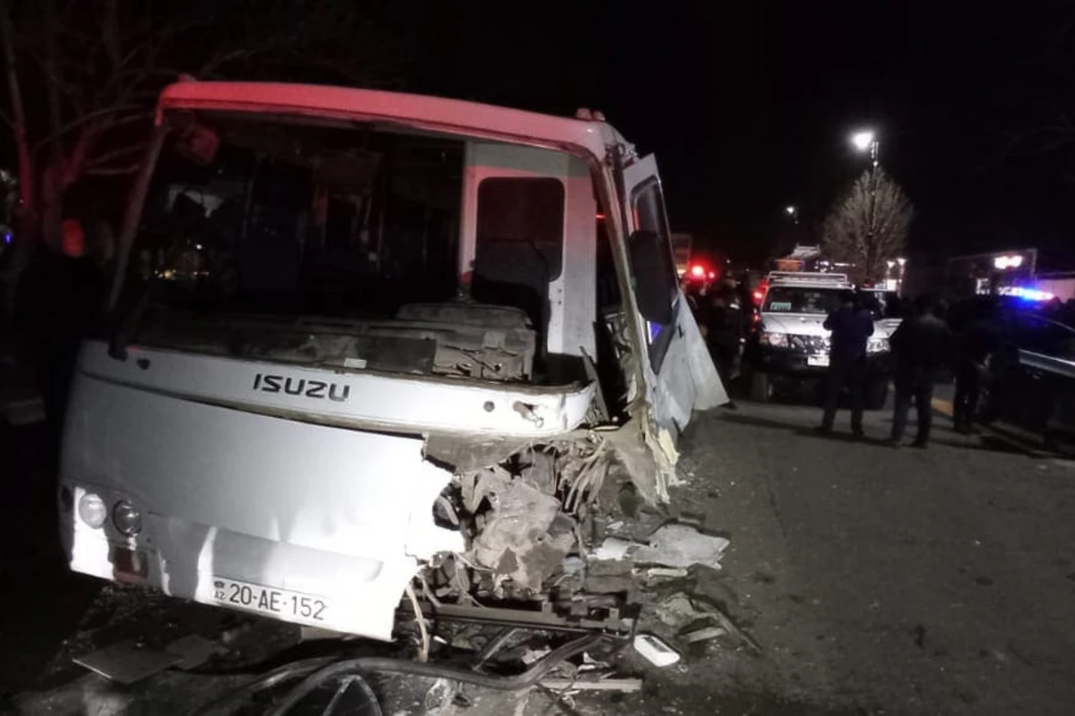 Gəncədə mikroavtobus aşdı - Yaralılar var