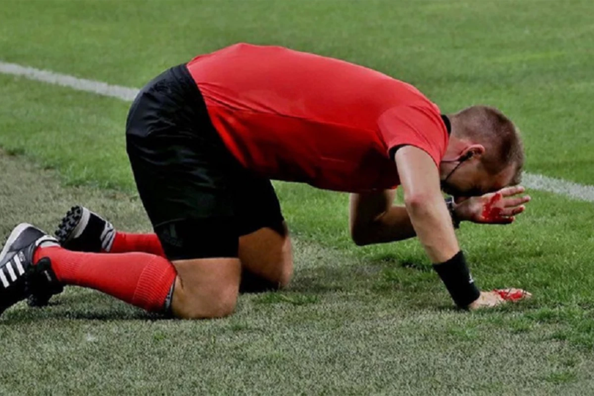 Hakimin üzünə yumruqla vurdu, 5 il futboldan uzaqlaşdırıldı - VİDEO