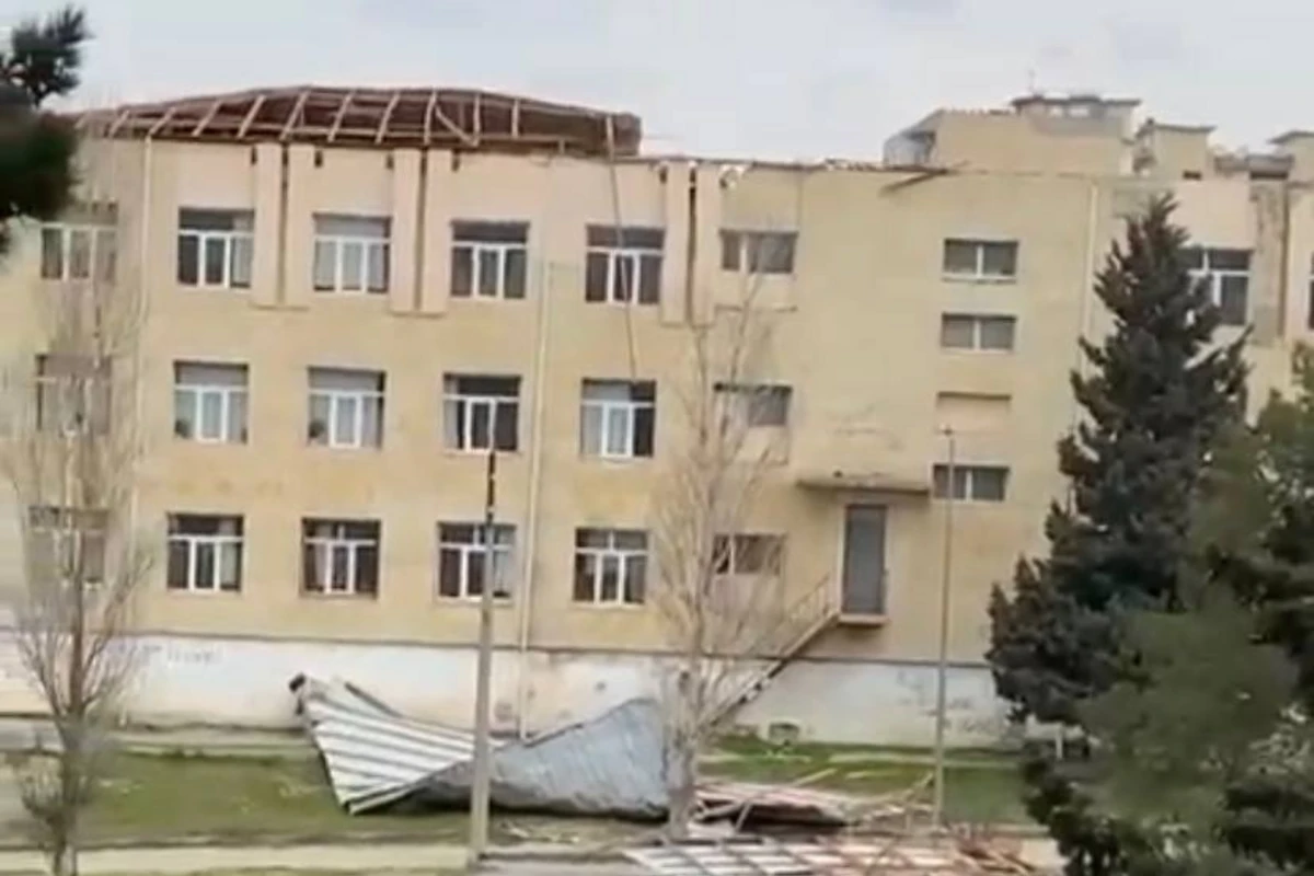 Bakıda güclü külək məktəbin dam örtüyünü yerə atdı - YENİLƏNİB - VİDEO